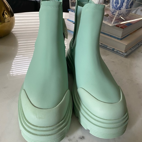 ✨NWT✨ Zara Rubberized Ankle Boot - Picture 3 of 7